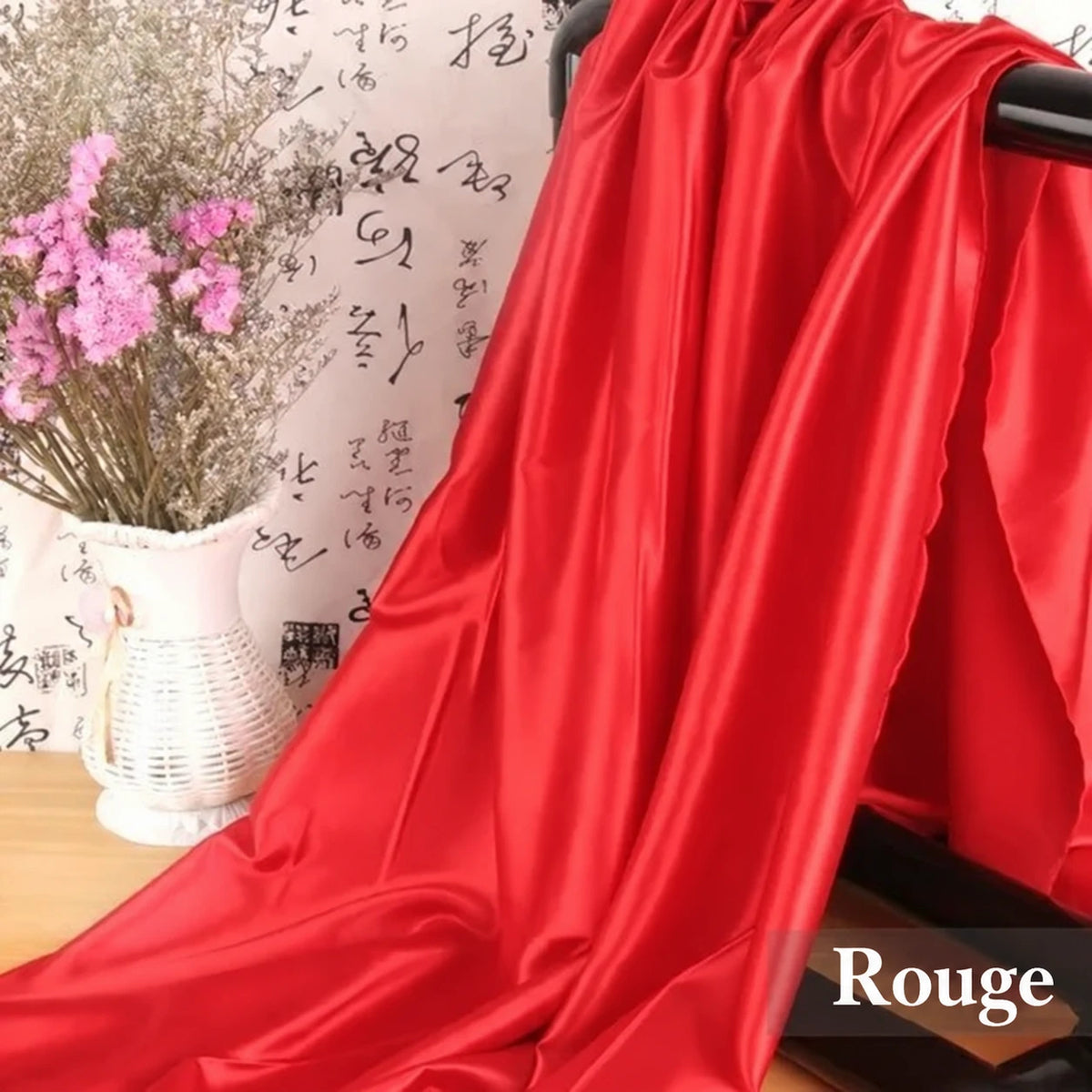 Tissu drapé — Rouge, étiquette de couleur en français.