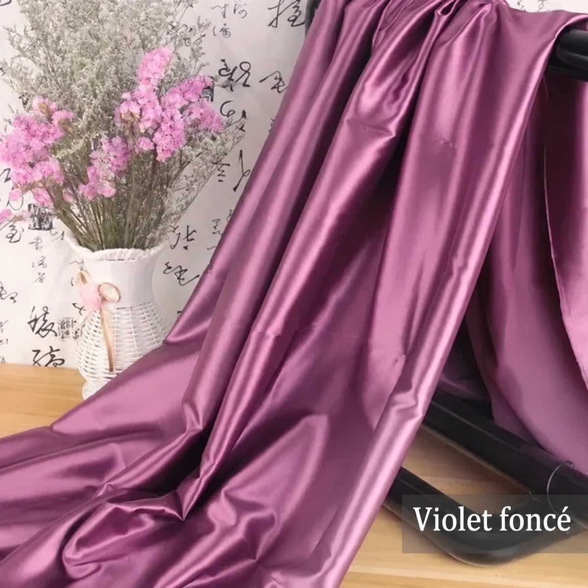 Tissu drapé — Violet foncé, étiquette de couleur en français.