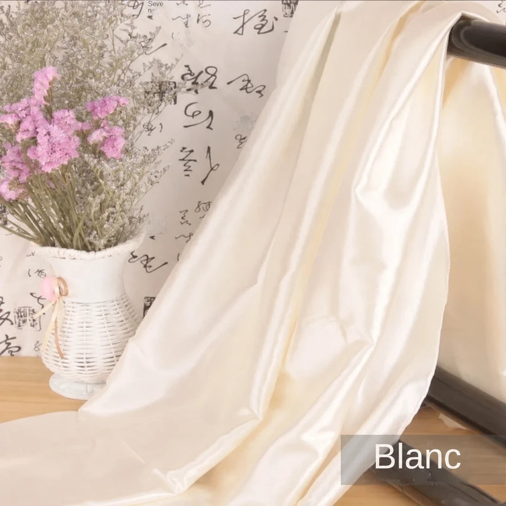 Tissu drapé — Blanc, étiquette en français