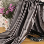 Tissu drapé — Gris moyen, étiquette de couleur en français.