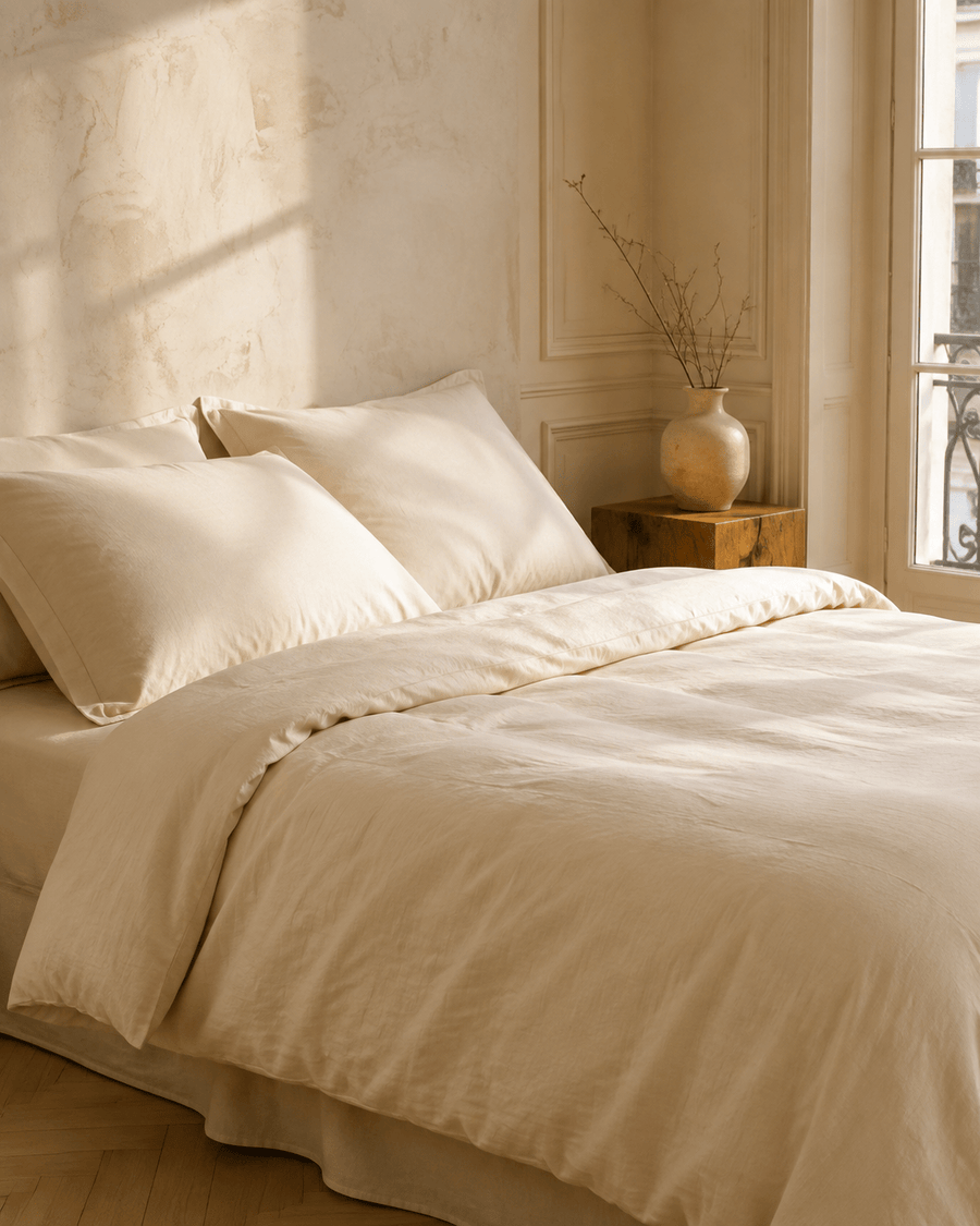 Housse de couette ZAKIRO 100 % coton ivoire dans une chambre lumineuse