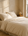 Housse de couette ZAKIRO 100 % coton ivoire dans une chambre lumineuse