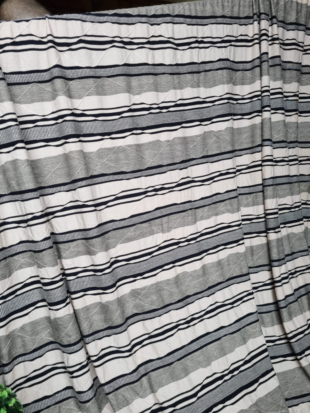 Photo originale du tissu coton à rayures blanches grises et noires