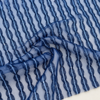 Mise en scène illustrative du détail de la dentelle bleue à rayures ondulées en polyester