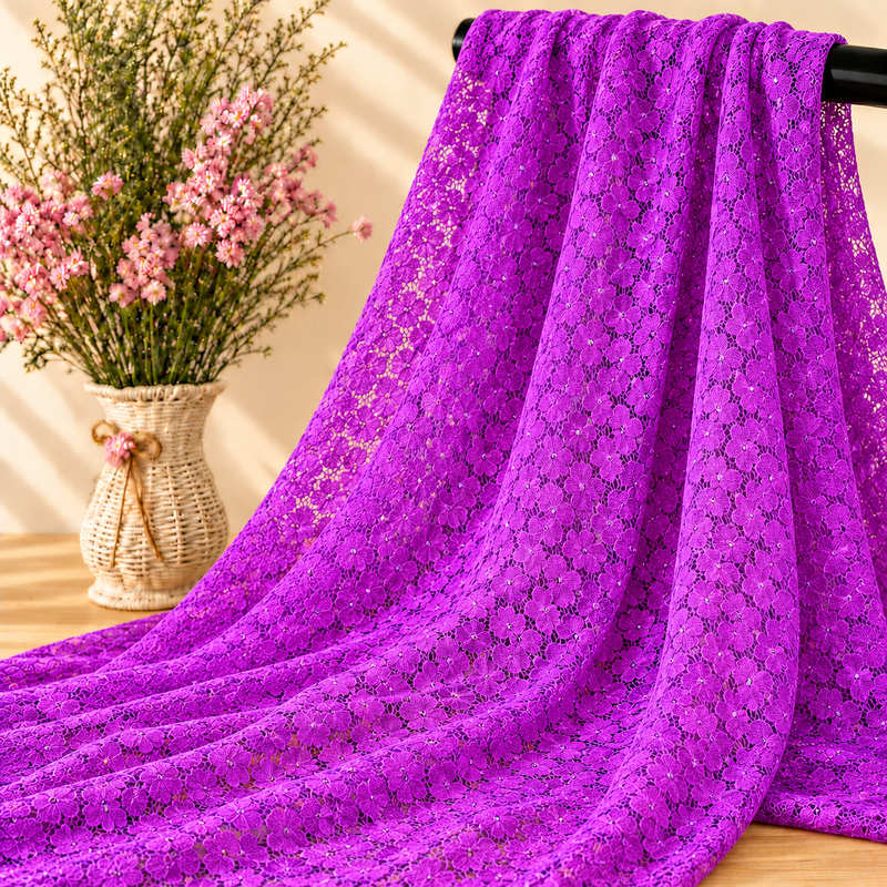 Dentelle fleurie violette en polyester au mètre
