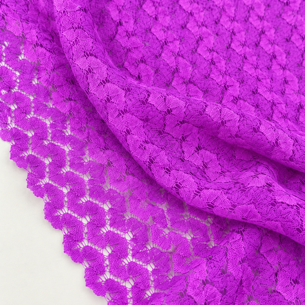 Mise en scène illustrative du détail des motifs fleuris de la dentelle violette polyester