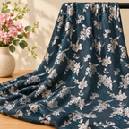 Tissu polyester Bleu pétrole à fleurs argentées sur barre noire avec fleurs