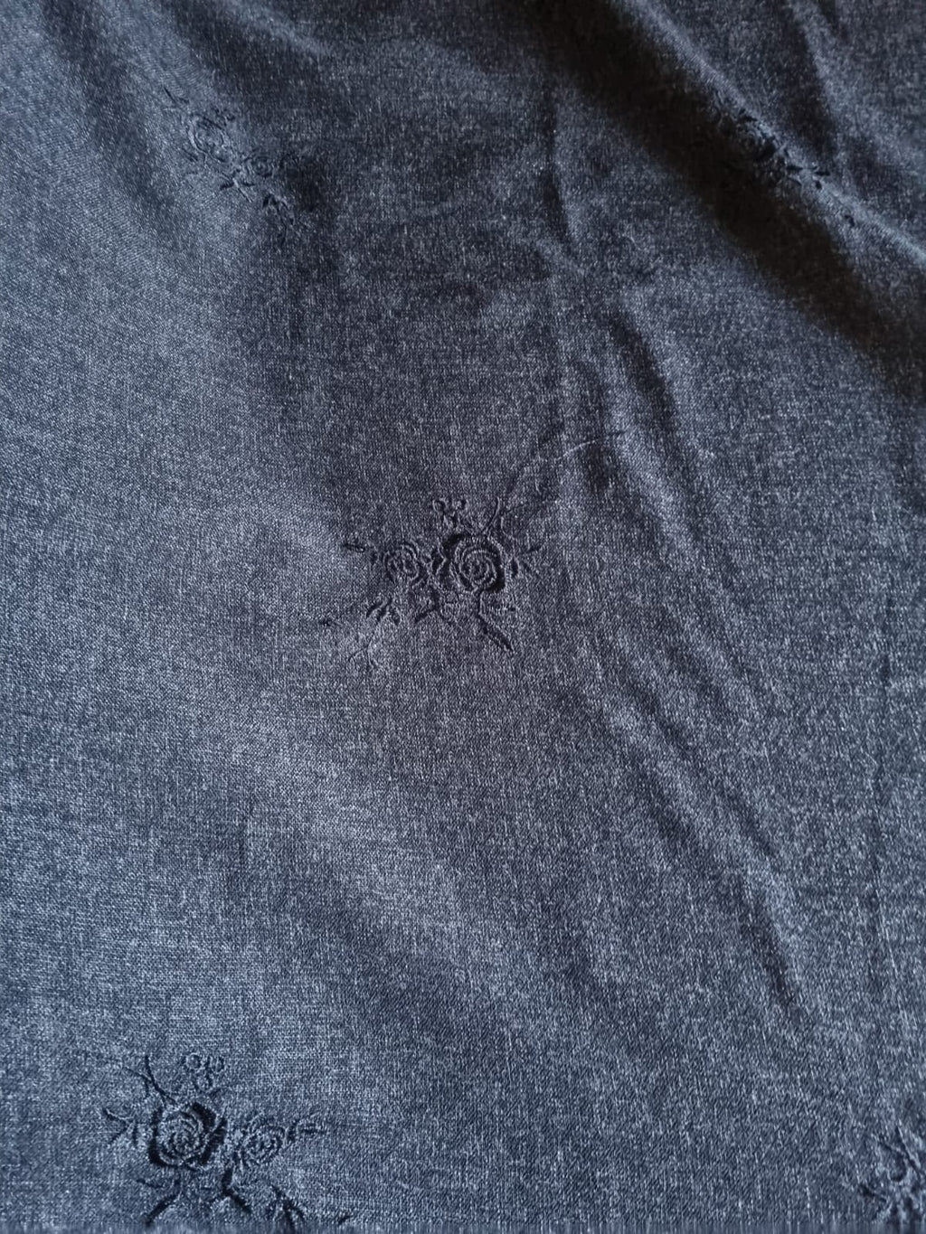 Photo originale : Gris anthracite à broderies ton sur ton