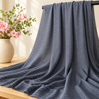 Tissu polyester Gris foncé à fines rayures sur barre noire avec fleurs
