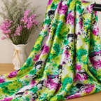 Mise en scène illustrative — Tissu satin imprimé floral — vert floral, drapé sur une barre