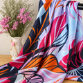 Mise en scène illustrative — Tissu satin imprimé floral — rose floral, drapé sur une barre