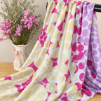 Mise en scène illustrative — Tissu satin imprimé floral — rose jaune, drapé sur une barre