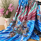 Mise en scène illustrative — Tissu satin imprimé floral — bleu floral, drapé sur une barre