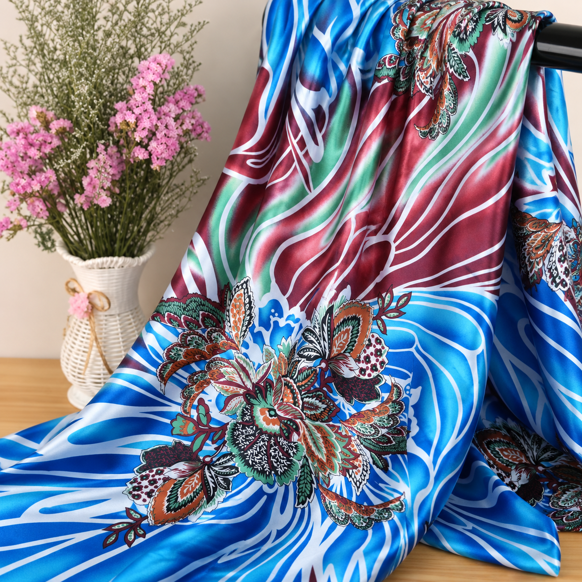Mise en scène illustrative — Tissu satin imprimé floral — bleu floral, drapé sur une barre