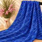 Mise en scène illustrative du tissu bleu texturé sur barre noire avec fleurs