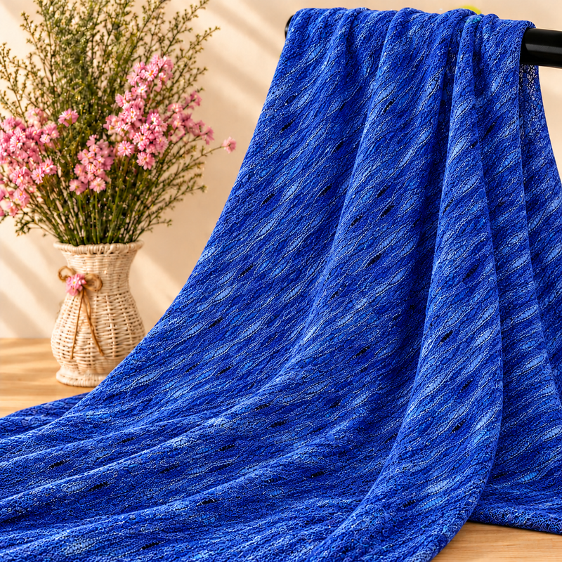 Tissu bleu texturé au mètre — relief ondulé