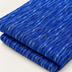 Mise en scène illustrative du tissu bleu texturé plié et de ses reliefs ondulés