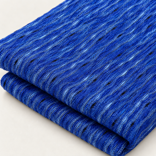 Mise en scène illustrative du tissu bleu texturé plié et de ses reliefs ondulés