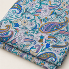 Mise en scène illustrative du tissu fleuri cachemire plié