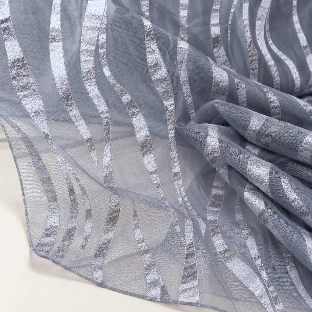 Mise en scène illustrative du détail du tissu transparent gris polyester à motifs ondulés