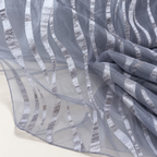 Mise en scène illustrative du détail du tissu transparent gris polyester à motifs ondulés