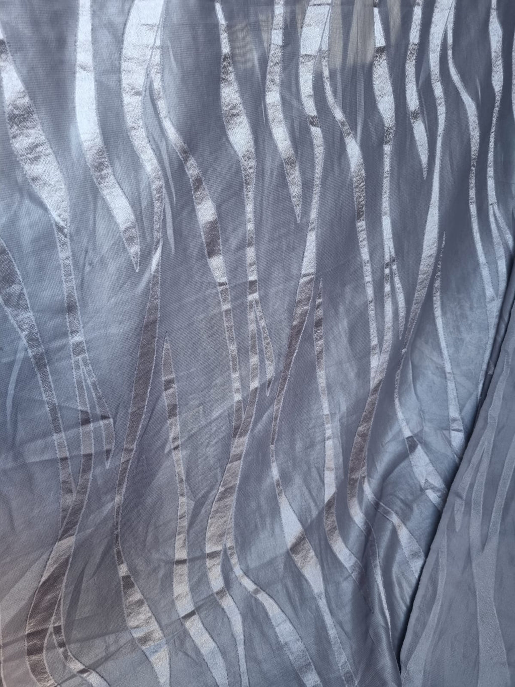 Photo réelle du tissu transparent gris polyester à motifs ondulés argentés