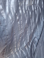 Photo réelle du tissu transparent gris polyester à motifs ondulés argentés