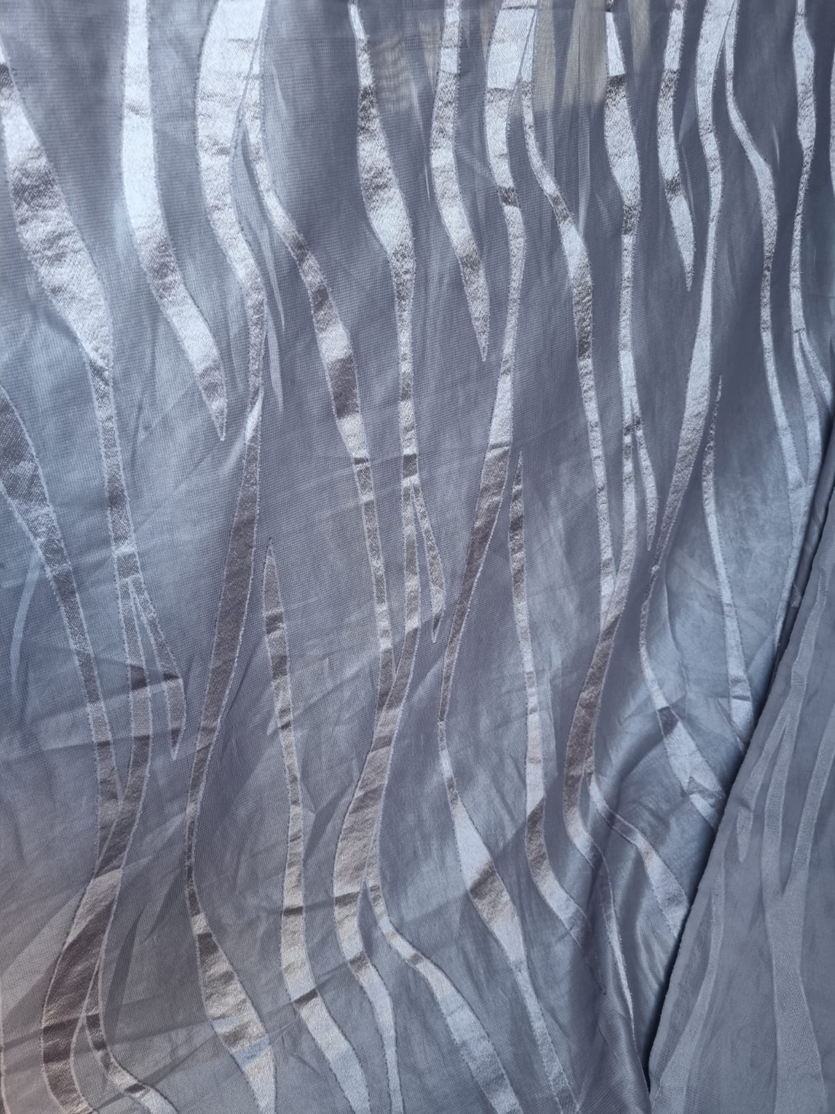 Photo réelle du tissu transparent gris polyester à motifs ondulés argentés