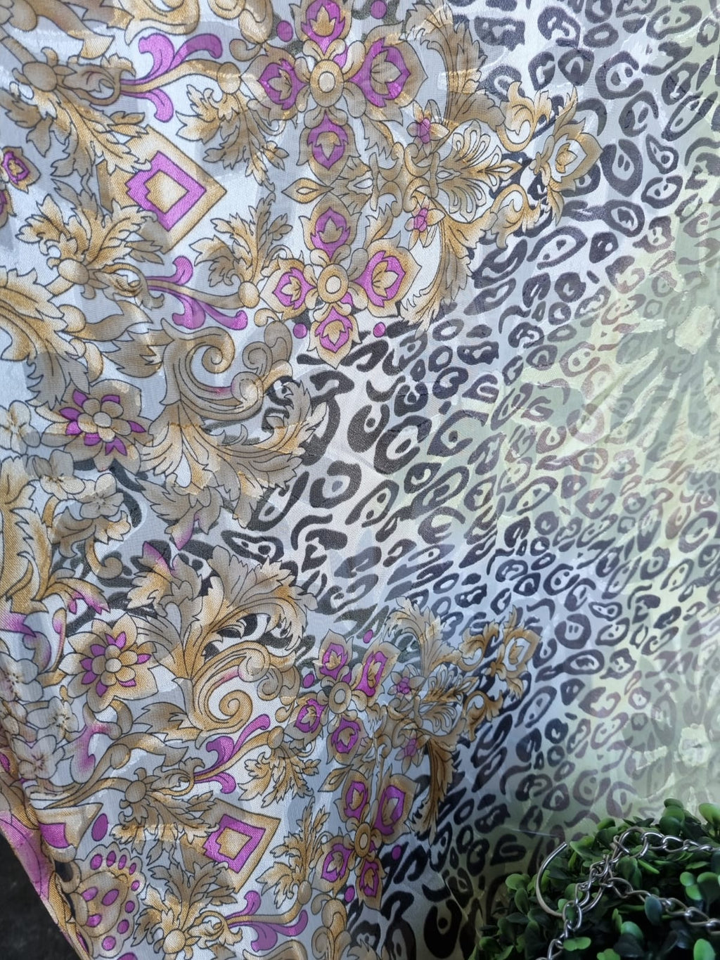 Photo réelle du tissu transparent à motifs léopard et arabesques dorées et roses