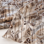 Mise en scène illustrative du velours fleuri beige marron plié montrant sa transparence